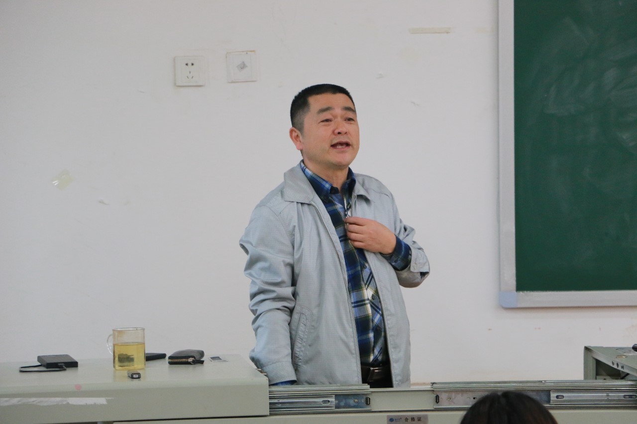 简述党的三大优良作风，理论联系实际、密切联系群众与批评和自我批语简述党的三大优良作风及其内涵